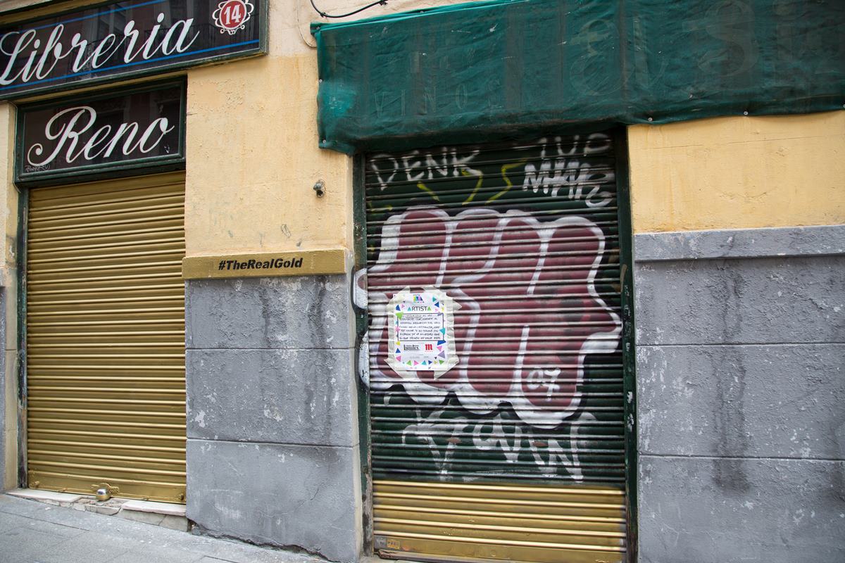 Lo realmente valioso no son los lingotes. The Real Gold lo ejemplificó sobre varios elementos de Reno, una librería que lleva toda la vida repartiendo cultura en #Malasaña. Para el artista (y para nosotros), el comercio local es oro #pintamalasaña