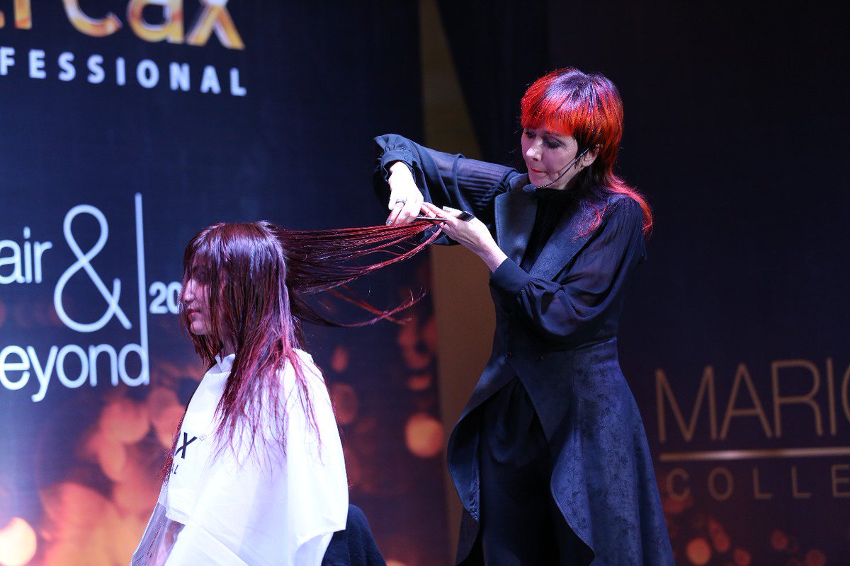 Streax_Pro's tweet photo. Celebrity hairstylist @yollytk from the Netherlands shows how to style long hair into a Commercial Haircut!

Stay tuned to catch such trendy hairstyles from the #MarigoldCollection by #StreaxProfessional 

#MarigoldAffair #StreaxPro #HairAndBeyond #chandigarh #yolly #yollyhair https://t.co/kUlTcH4Sz8