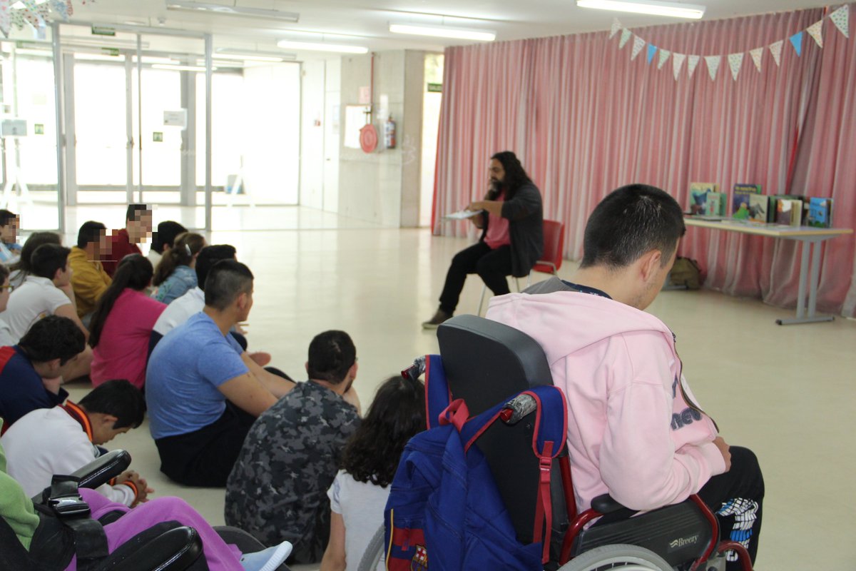 Arganda_Ayto's tweet photo. El Centro @apsamadrid ha acogido esta mañana el cuentacuentos “De mi mochila traigo palabras”, a cargo del narrador @pep_bruno, al cual ha asistido la concejala de Educación y Cultura, @MontseFDulce #Arganda https://t.co/9AfvhAwNBy