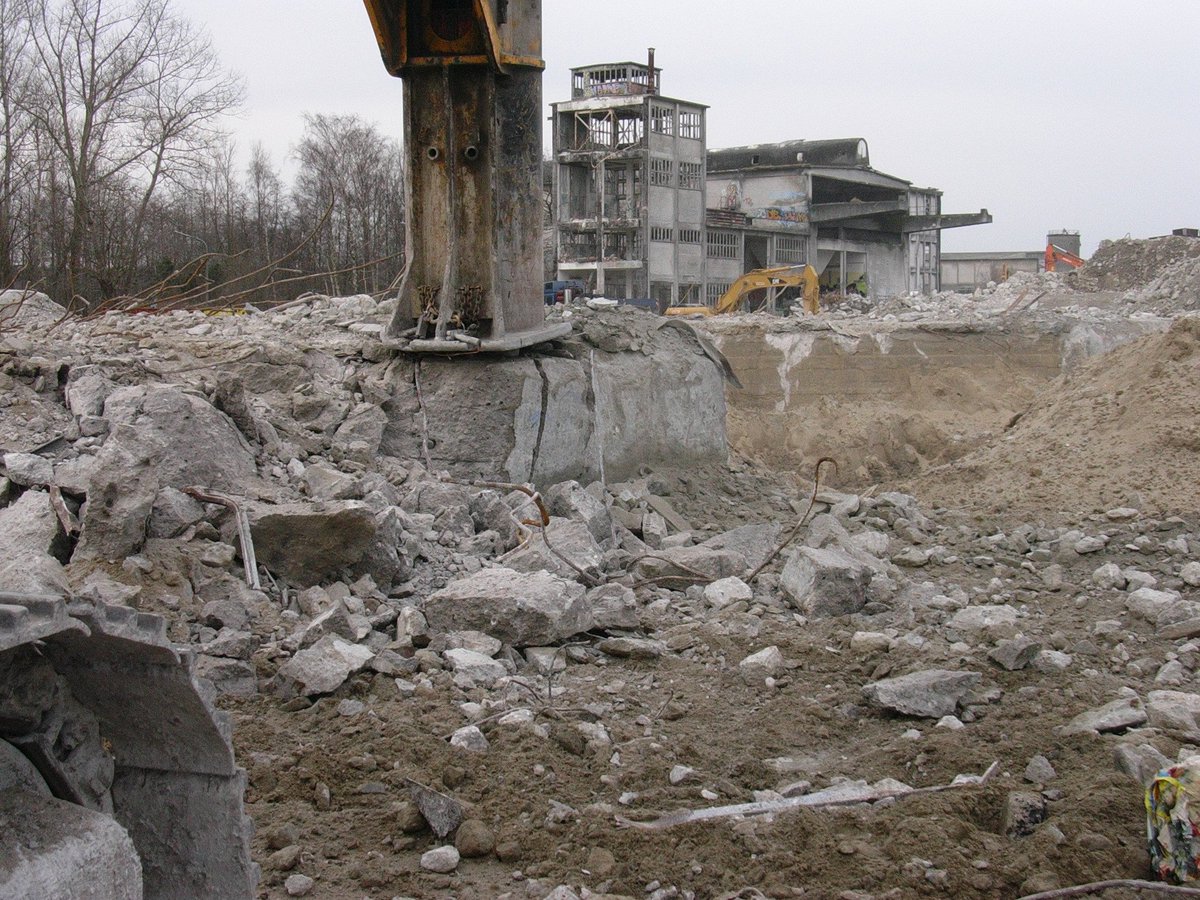ApSFractum's tweet photo. Fractum hammers are used in the #demolition industry to break and crush concrete. With a #capacity exceeding 40m³ per hour, the #breakers speed up the #demolishing process immensely. #breakage
Read more: https://t.co/9jkTc7ewrC https://t.co/QQ6fiQp9Y5