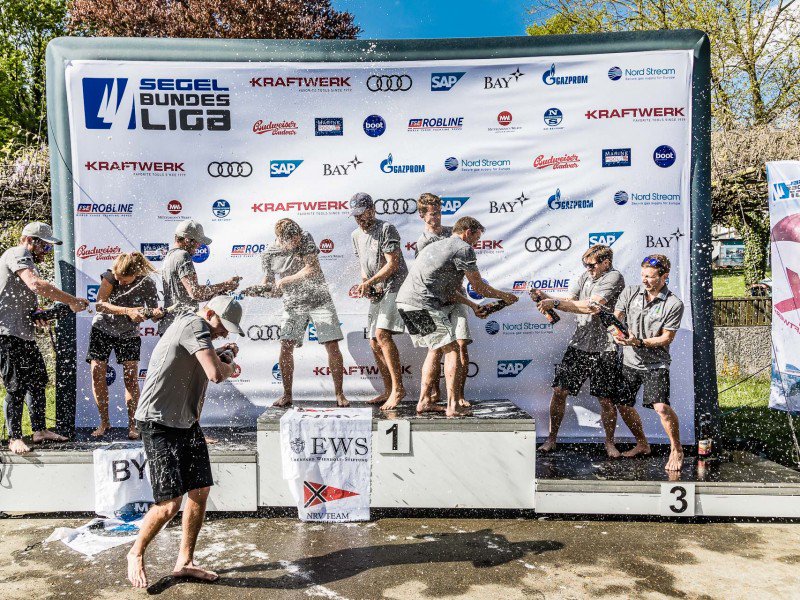 Budvar_Sailing's tweet photo. Friedrichshafen: Die Jagd auf den Meistertitel 2018 ist eröffnet - https://t.co/3g6U41PwcI #Leidenschaftimsegeln #Immereinehandbreitwasseruntermkiel #Leidenschaftdieverbindet https://t.co/SRbGeKxhsw