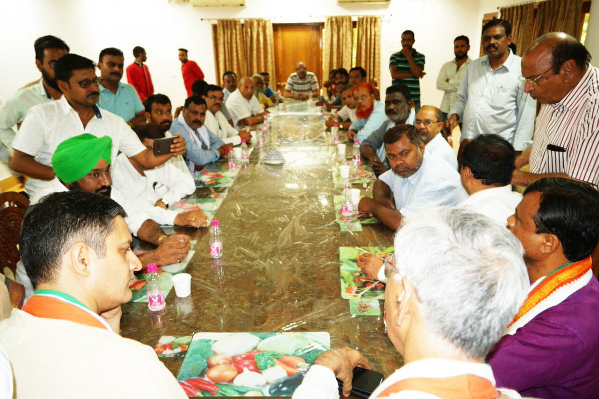 TS_SinghDeo's tweet image. Glad to have held purposeful discussions on varied concerns put forward by Bastar Parivahan Sangh(BPS) and Mahila Svasahayta Samooh for the #JanGhoshnaPatra campaign, clearly reflecting a meaningful change towards a more engaging public discourse!
#आपका_विकास_आपके_हाथ