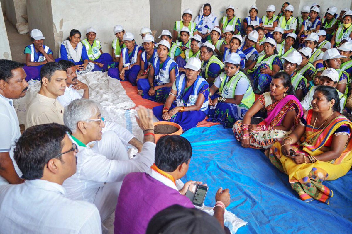 TS_SinghDeo's tweet image. Glad to have held purposeful discussions on varied concerns put forward by Bastar Parivahan Sangh(BPS) and Mahila Svasahayta Samooh for the #JanGhoshnaPatra campaign, clearly reflecting a meaningful change towards a more engaging public discourse!
#आपका_विकास_आपके_हाथ