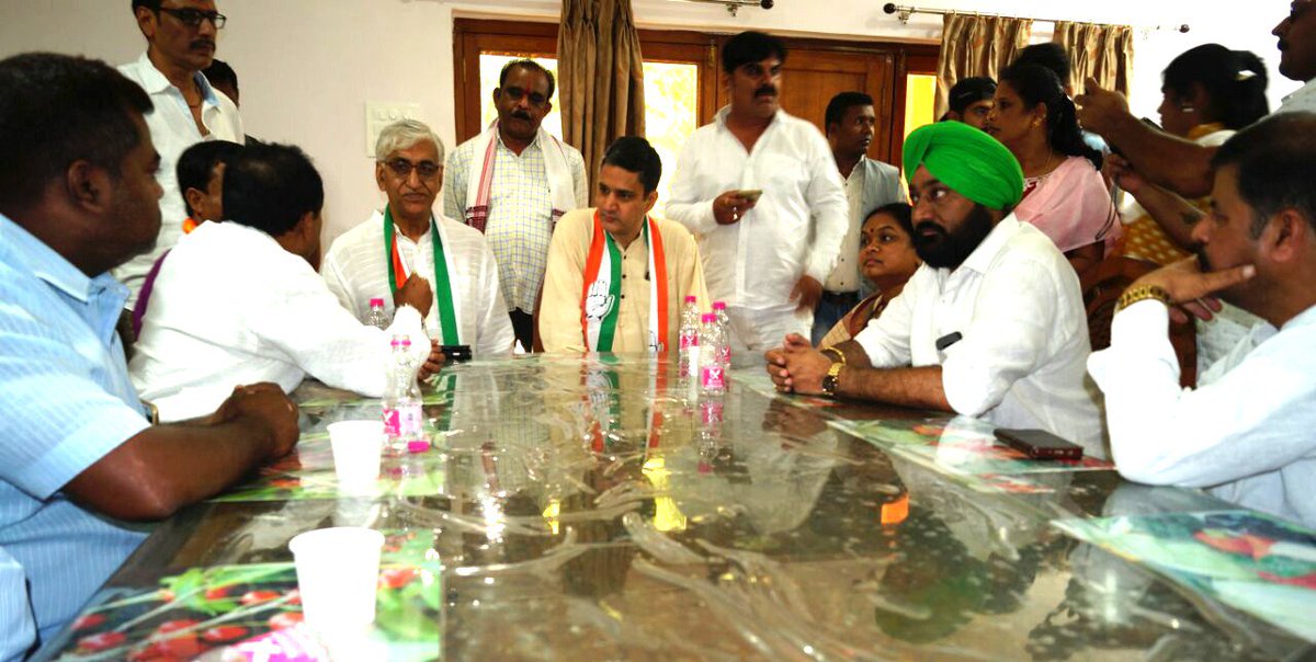 TS_SinghDeo's tweet image. Glad to have held purposeful discussions on varied concerns put forward by Bastar Parivahan Sangh(BPS) and Mahila Svasahayta Samooh for the #JanGhoshnaPatra campaign, clearly reflecting a meaningful change towards a more engaging public discourse!
#आपका_विकास_आपके_हाथ