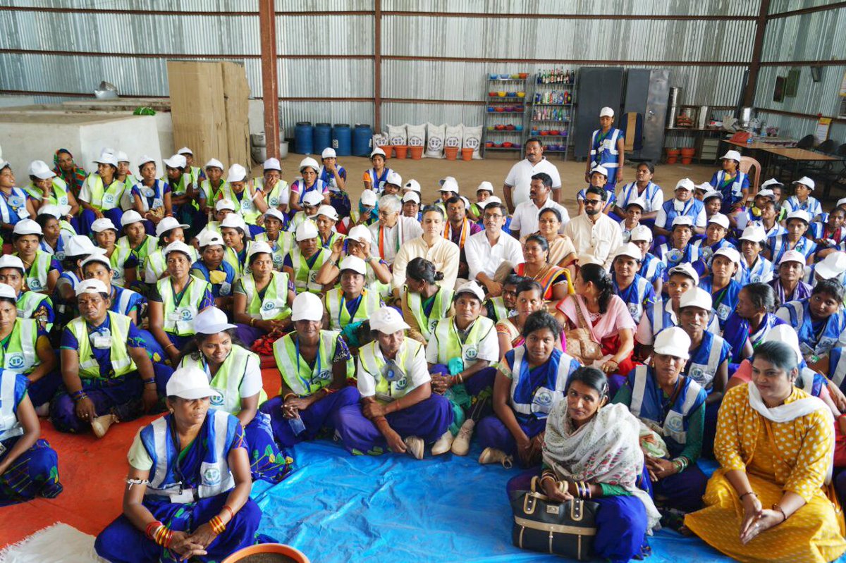 TS_SinghDeo's tweet image. Glad to have held purposeful discussions on varied concerns put forward by Bastar Parivahan Sangh(BPS) and Mahila Svasahayta Samooh for the #JanGhoshnaPatra campaign, clearly reflecting a meaningful change towards a more engaging public discourse!
#आपका_विकास_आपके_हाथ