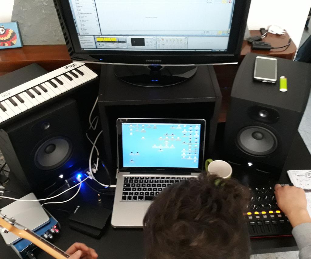 Kamaak1's tweet photo. Il suo posto preferito.... #Kamaak #music #violin #bass #electronicmusic https://t.co/NVbPJ4ORzn