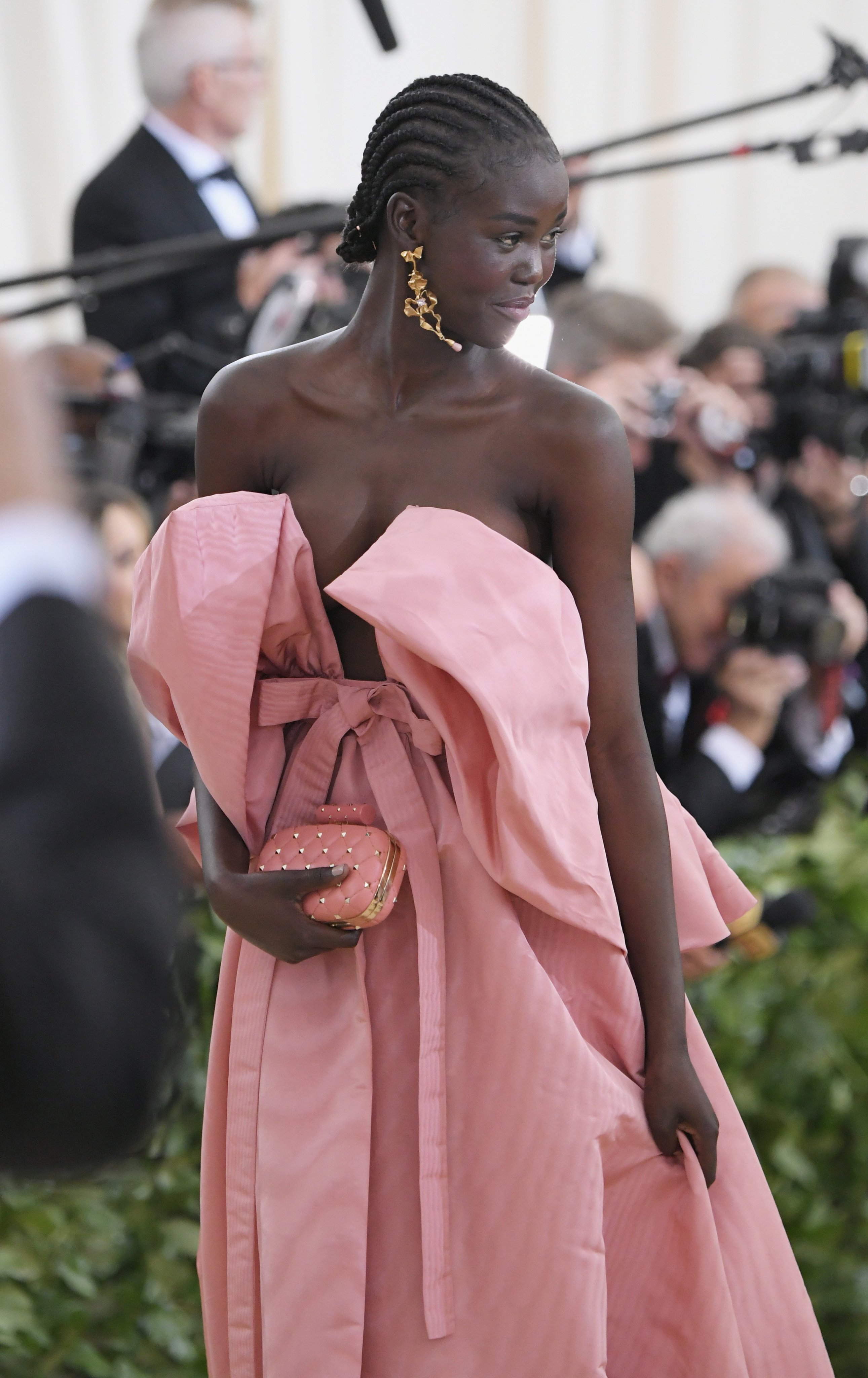 Valentino on Twitter: "Blissful #AdutAkech in “Rita M.”, a #ValentinoHauteCouture #SS18baby doll and dragée faille evening dress with ruffled designed by #PierpaoloPiccioli. #MetHeavenlyBodies#MetGala https://t.co/8Cs6FmZRQh" / Twitter