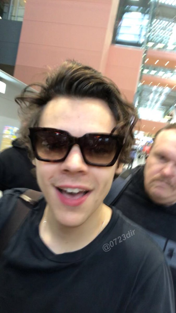 0723dir's tweet image. 世界一大好きな人にこんな近くで会えた😭
しかも携帯に向かってHiってゆってもらえた😭😭😭😭
おまけにサインも😭😭😭😭
こんな幸せなことは無い😭
言葉に出来へん震える今でも信じれてない
ほんまに生きててよかった😭😭😭

@Harry_Styles