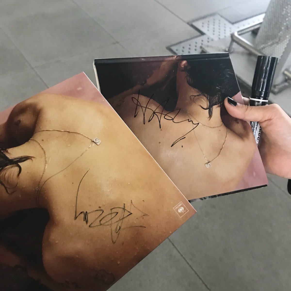 0723dir's tweet image. 世界一大好きな人にこんな近くで会えた😭
しかも携帯に向かってHiってゆってもらえた😭😭😭😭
おまけにサインも😭😭😭😭
こんな幸せなことは無い😭
言葉に出来へん震える今でも信じれてない
ほんまに生きててよかった😭😭😭

@Harry_Styles