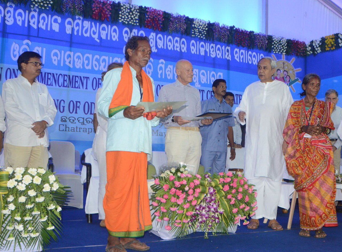 Naveen_Odisha's tweet photo. In keeping with our #PeopleFirst policy, Odisha Government handed over land titles to 2000 urban slum-dweller families at Chhatrapur, Ganjam. This historic scheme will give new perspective to administrations across globe to inclusiveness &amp; participative urban area development 1/2 https://t.co/TzSdpaCFxK