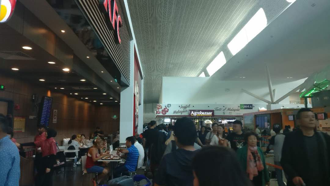 PulangUndi's tweet photo. Look at the jams on the roads and in the airports! If you're still not making your way to the airport to #pulangmengundi, we would really strongly advise you to leave NOW.. https://t.co/sKkusZvx3Z