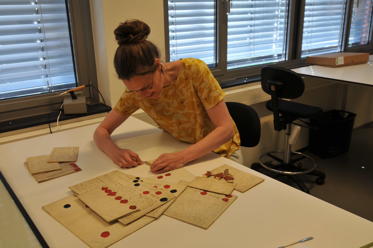RARivierenland's tweet photo. Een bijzonder moment: het openen van 12 #testamenten uit de 18de eeuw. Wat moet dat een schat aan informatie bieden voor #genealogen. https://t.co/VmInqcfAsR https://t.co/OxAZT99O5L