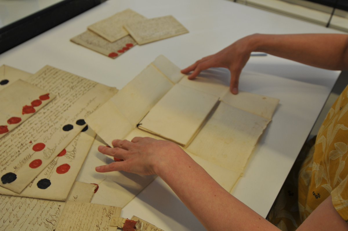RARivierenland's tweet photo. Een bijzonder moment: het openen van 12 #testamenten uit de 18de eeuw. Wat moet dat een schat aan informatie bieden voor #genealogen. https://t.co/VmInqcfAsR https://t.co/OxAZT99O5L