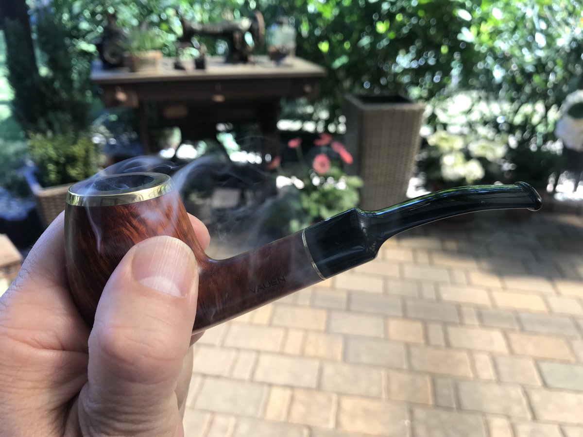 GerdKebschull's tweet photo. *VAUEN Baron*
Like the Navy Flake #pipeTobacco
#vauen
#vauenBaron
#navyFlake
#timeforaVAUEN
#vauenPfeife
#vauenPipe https://t.co/7hRYkNUQbk