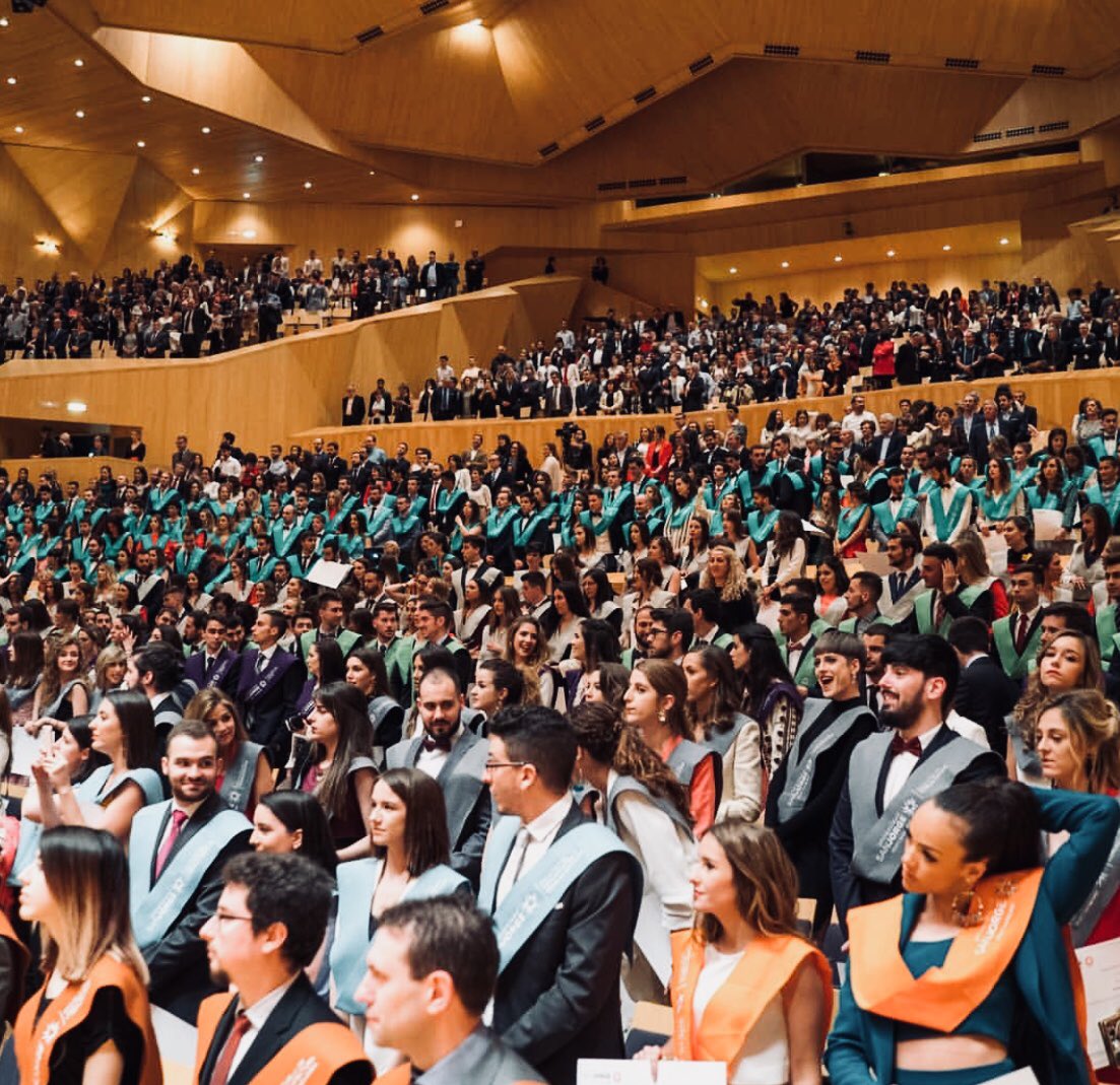 Casi Graduados! 👨🏻‍🎓👩🏻‍🎓 Así de guapos estuvimos el pasado viernes en la ceremonia de graduación. ¡Ánimo en la recta final del curso!