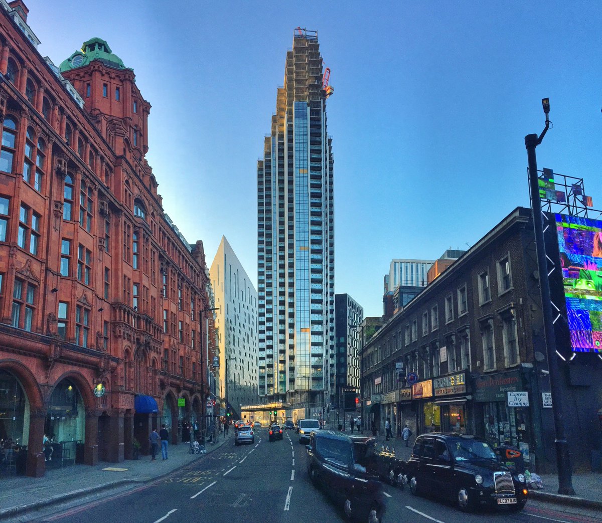 AtlasEC1's tweet image. This #BankHoliday weekend was the perfect weather to stroll the streets of #Shoreditch and soak up evenings like this: #AtLast