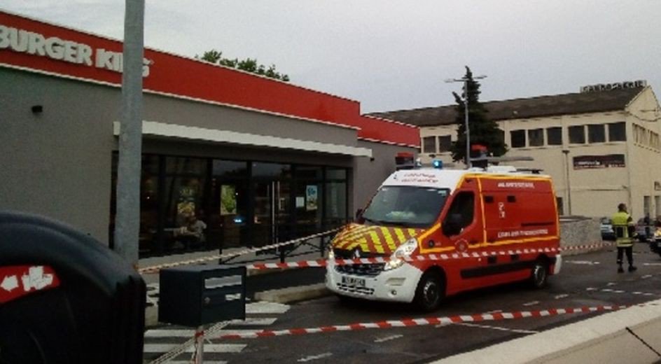 La Provence On Twitter Salon Attaque A La Hache Devant Le Burgerking La Passagere Une Femme Entre 20 Ans Et 30 Ans Est Sortie Du Vehicule Et A Donne Plusieurs Coups