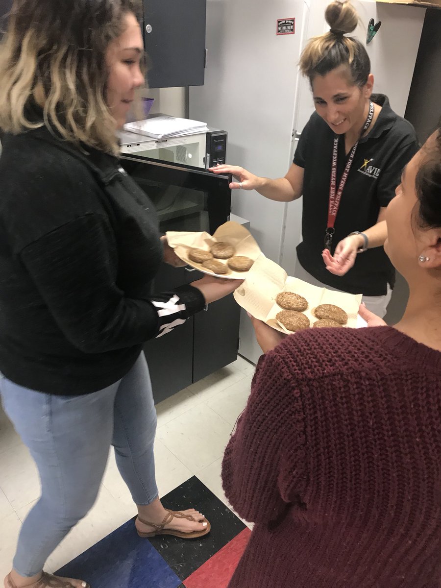 SouthFMHS's tweet photo. South’s Kind Kids ❤️ our teachers. Thank you for the delicious breakfast! #teacherappreciationday #kindnesscommittee #powerful https://t.co/uYLZnWZb2H