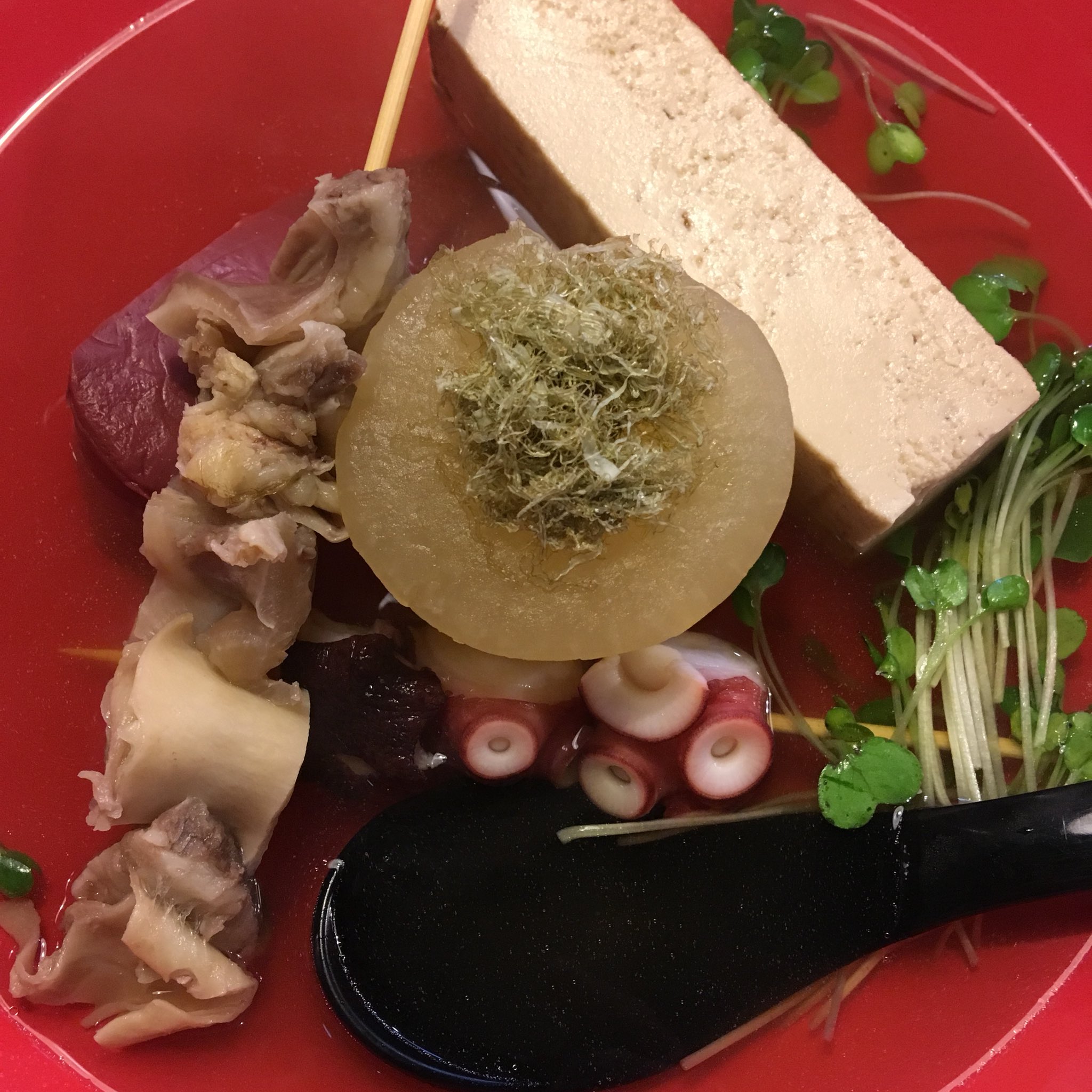 Misogura 京都駅南八条の魚里ゐ夷 とりいえびす で京おでん 牛すじ 蛸 大根 赤こんにゃく 京豆腐 澄んだだしは練り物が入らない京おでんならでは タネと一緒に完成させる東京のおでんとは違うもの 一刻者は赤 橙 紫 T Co Lr4k8stoev