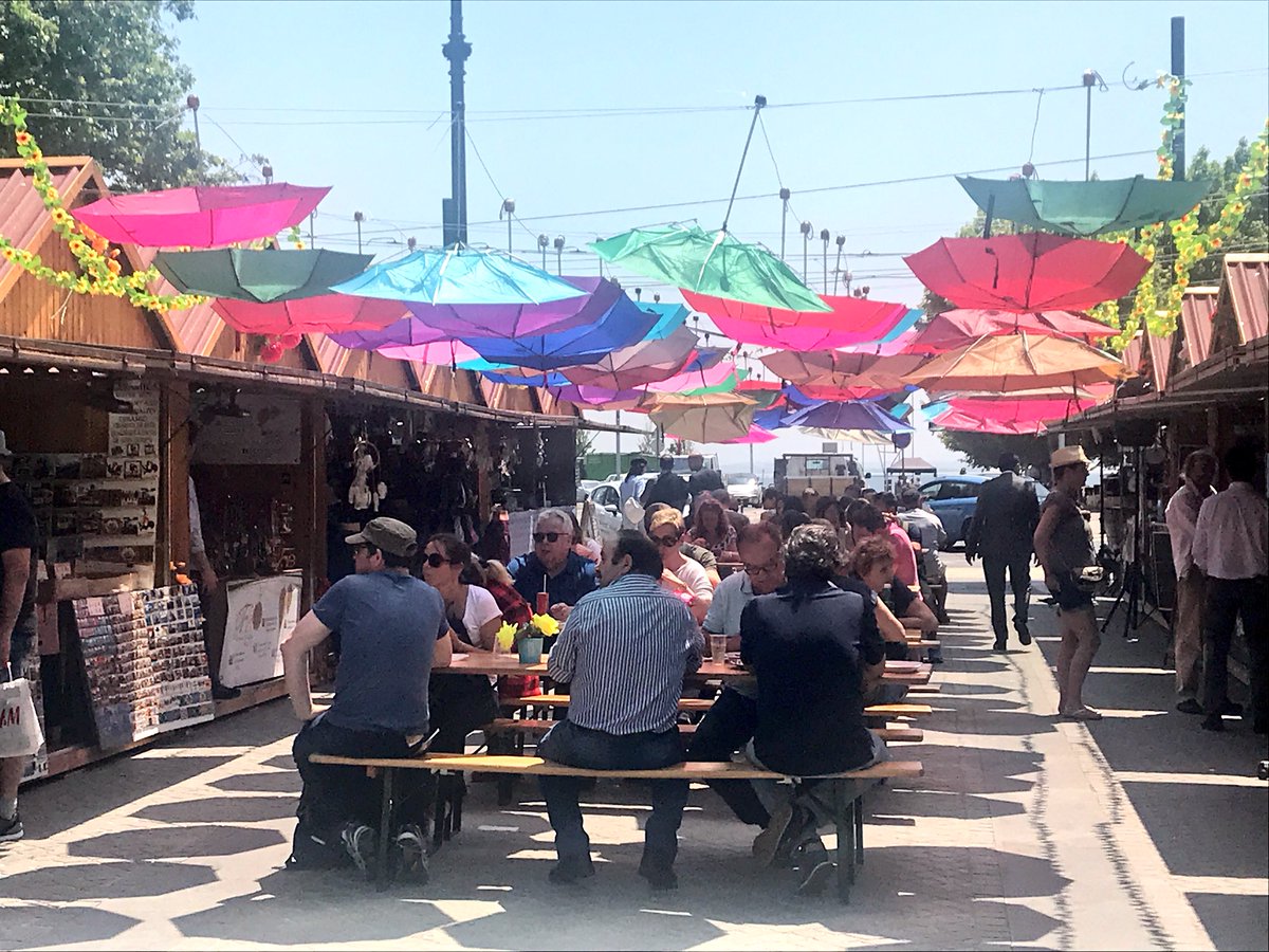 DawnJorgensen's tweet image. Market day and relaxed living as shades of pink, blue and purple provide shelter from the glorious sun ... #colourmebeautiful #lisbonlife #baixa