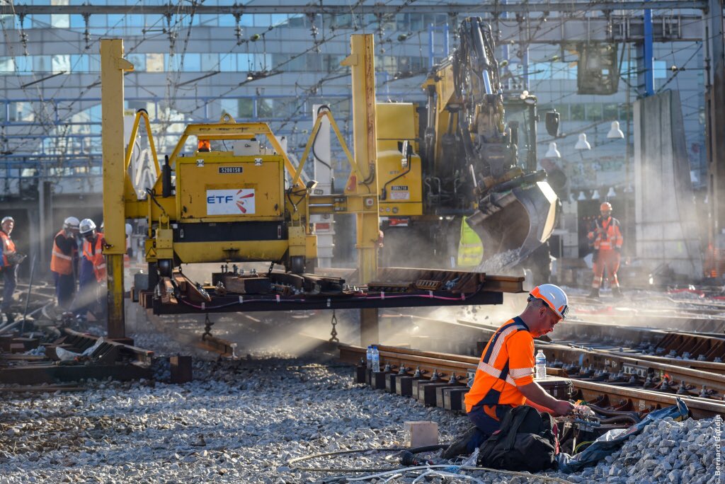 #Montparnasse jour 4. A cette heure 12 des 17 aiguillages sont posés. Le 13ième est en cours. Chantier spectaculaire dans le cœur ferroviaire de la 4ième gare de France. 24 heures sur 24 pendant 8 jours. <a href="/SNCFReseau/">SNCF Réseau</a> <a href="/ETFrailway/">ETF</a> #IPSO. Photo (spectaculaire aussi) <a href="/berniebaud/">Bernard Baudin</a>