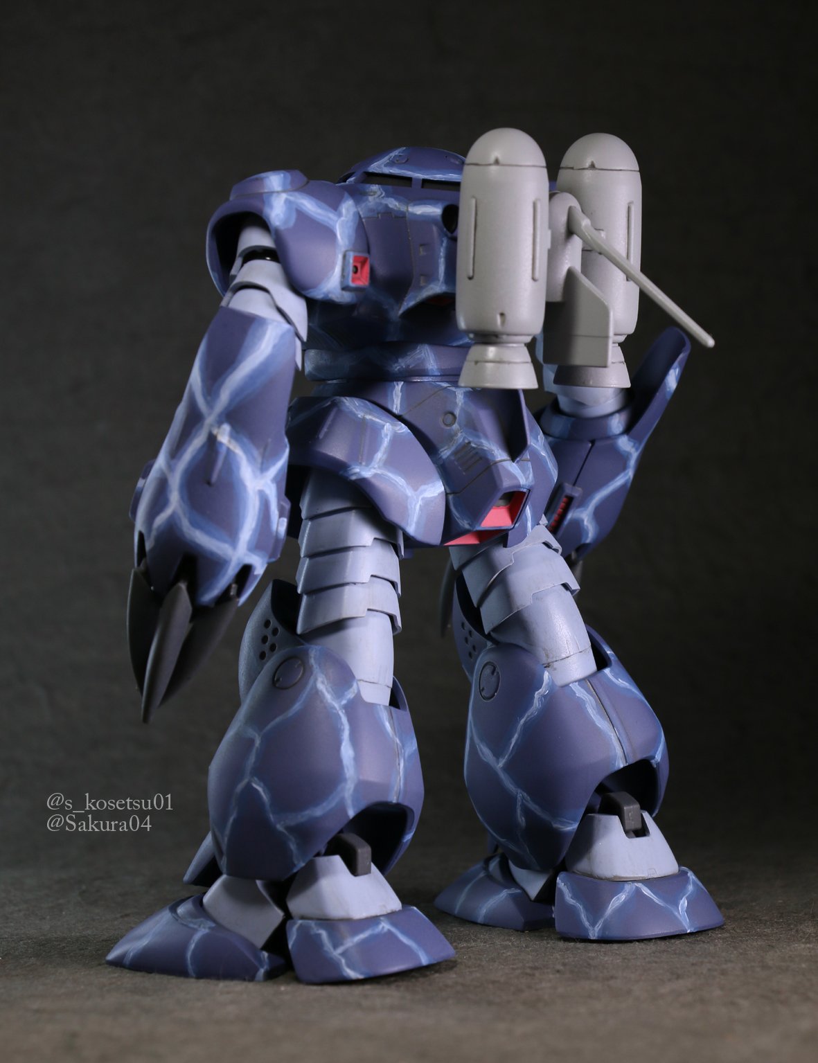 桜 香世都 Hguc 1 144 ズゴックe 初の水中迷彩 地のブルーとグレーはガイアカラーを使い エアブラシで塗装 ピンクはガイアで筆塗り 爪は成形色 迷彩はファレホを使い 筆で 水分多めに濃 淡 白の順に下の色が乾く前に重ねて滲ませました