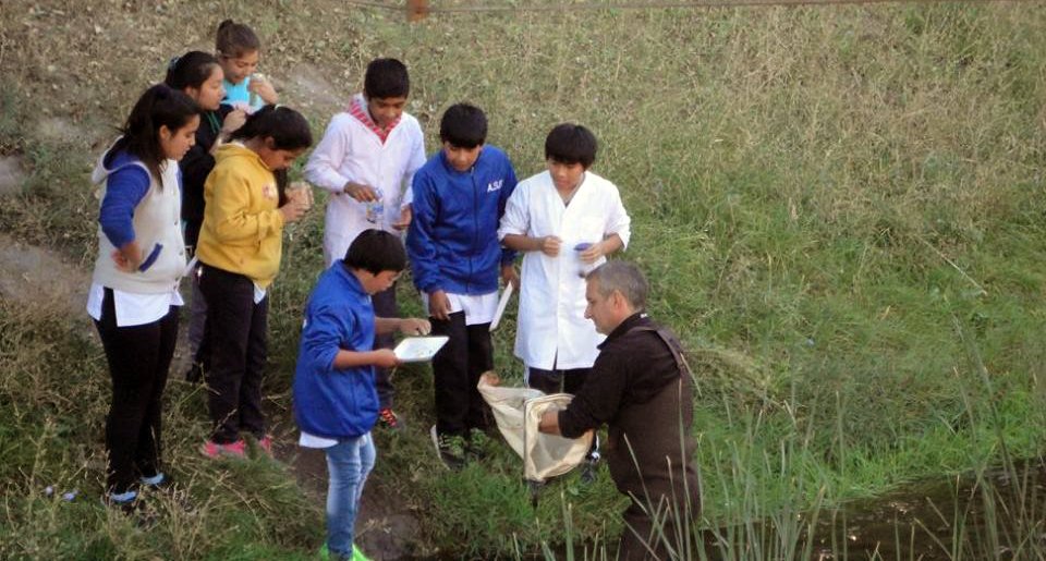 unrnvalle's tweet photo. Estudiantes y docentes de la #UNRN10años, junto a alumnos de escuelas primarias, estudiaron 🔎 la calidad del agua del #ArroyoValcheta

✅Se busca propiciar la participación ciudadana en el biomonitoreo de la calidad del agua💧

 🔻Enterate más 👉https://t.co/SZ393s1sYO https://t.co/LCLubCWt4p