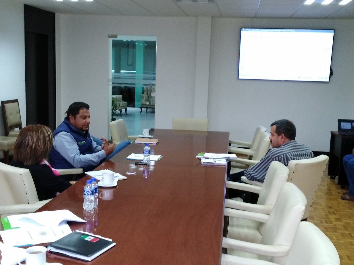DesdeGto's tweet photo. #JustoAhora @ErickOH_AC &amp; @AmadorAguillon presentan al Delegado @SAGARPA_mx en #Guanajuato, Ing @PedroTafoya la estrategia #ProAgro - #CIMMYT

Palabras clave: estrategia de intervención, redes de innovación, cambio.

@BramACCIMMYT @ACCIMMYT @incarural @ExtensionismoMx @SDAyR_Gto https://t.co/Xbj3ooIUOO