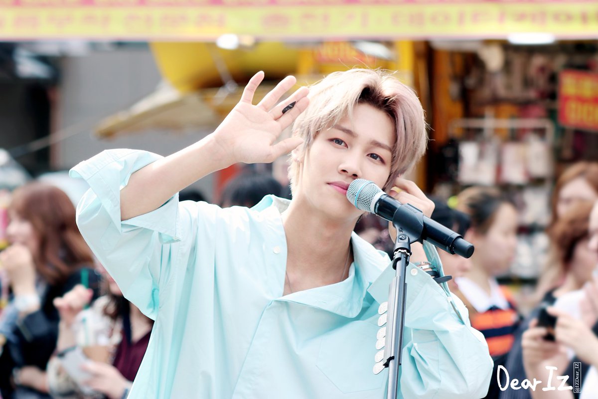 IZ_DearIZ's tweet photo. 180507 아이즈밴드 신촌역 버스킹
IZ 아이즈 현준
안녕~ 안녕~
#아이즈 #IZ #아이즈밴드 #현준 #HYUNJUN #kpopidol #기타치는현준이 #angel #엔젤 #새살 #DearIZ #리더현준 https://t.co/cp3RMM137O