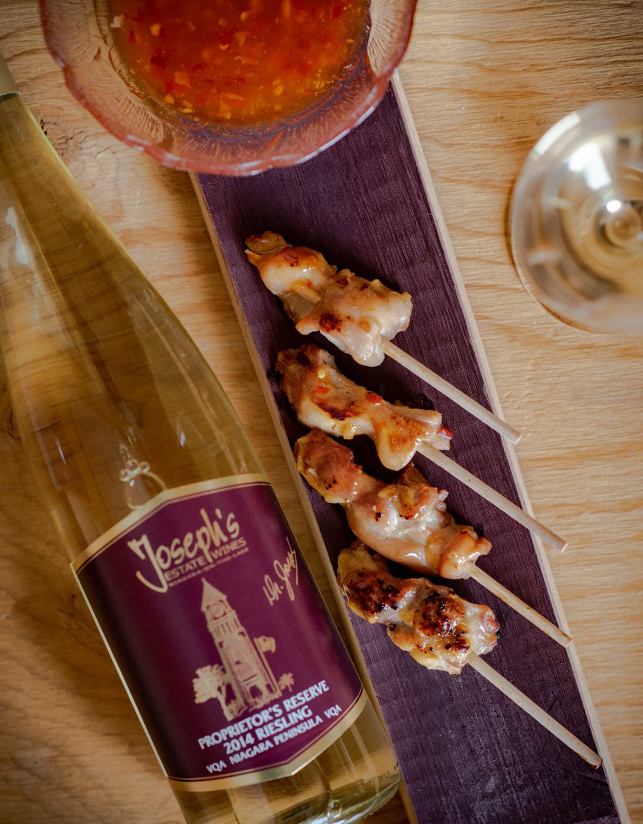 josephs_wine's tweet photo. Sip & Riesle (AKA #sipandsizzle) your way in to devour a sweet heat grilled chicken skewer with a refreshing splash of Riesling. #sipandsizzle2018 #notl #wineriesofniagara #maywine #foodpairing #riesling @josephs_wine https://t.co/RvwPxC4WUj