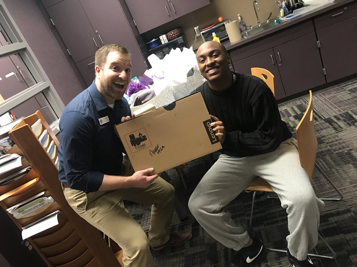 WendySkibinski's tweet photo. Future GRAPHIC designer picking up his #bettermakeroom prize π»Your #CCR team & @BenDavisHS family is always with YOU @apearish @Annacoyne74 .... BE THE DIFFERENCE, Nassir #wearewayne #collegeessential π―π―π―π―ππ½ππ½ππ½πππ https://t.co/CbeUJ4t7EI