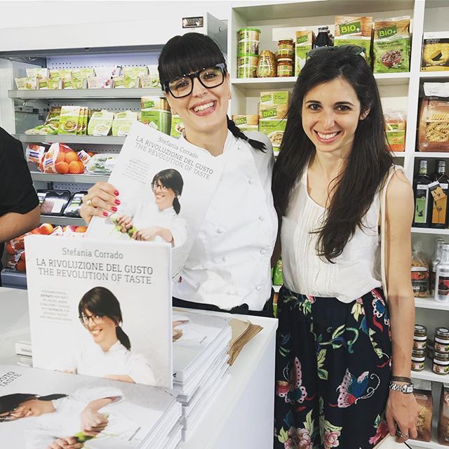 Grazie a Francesca della @libreriadelconvegno di Milano per aver allestito il banchetto della vendita dei miei libri 😍😍😍😍
Vi aspettiamo alle 18.30 alla @milanofoodweek di fronte al castello sforzesco nella city Kitchen 😎#larivoluzionedelgusto #mi… ift.tt/2HYqO2w