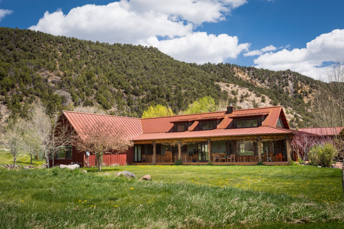 PenneysPosts's tweet image. Just listed in Cerise Ranch, Carbondale!
Inviting and comfortable one-level living- ranch-style on the exterior; contemporary on the interior. Decks, patio, hot tub and veggie gardens. Proximate to Whole Foods/Willits, Basalt and Carbondale. $1,250,000 ow.ly/ZhcU30jTw89