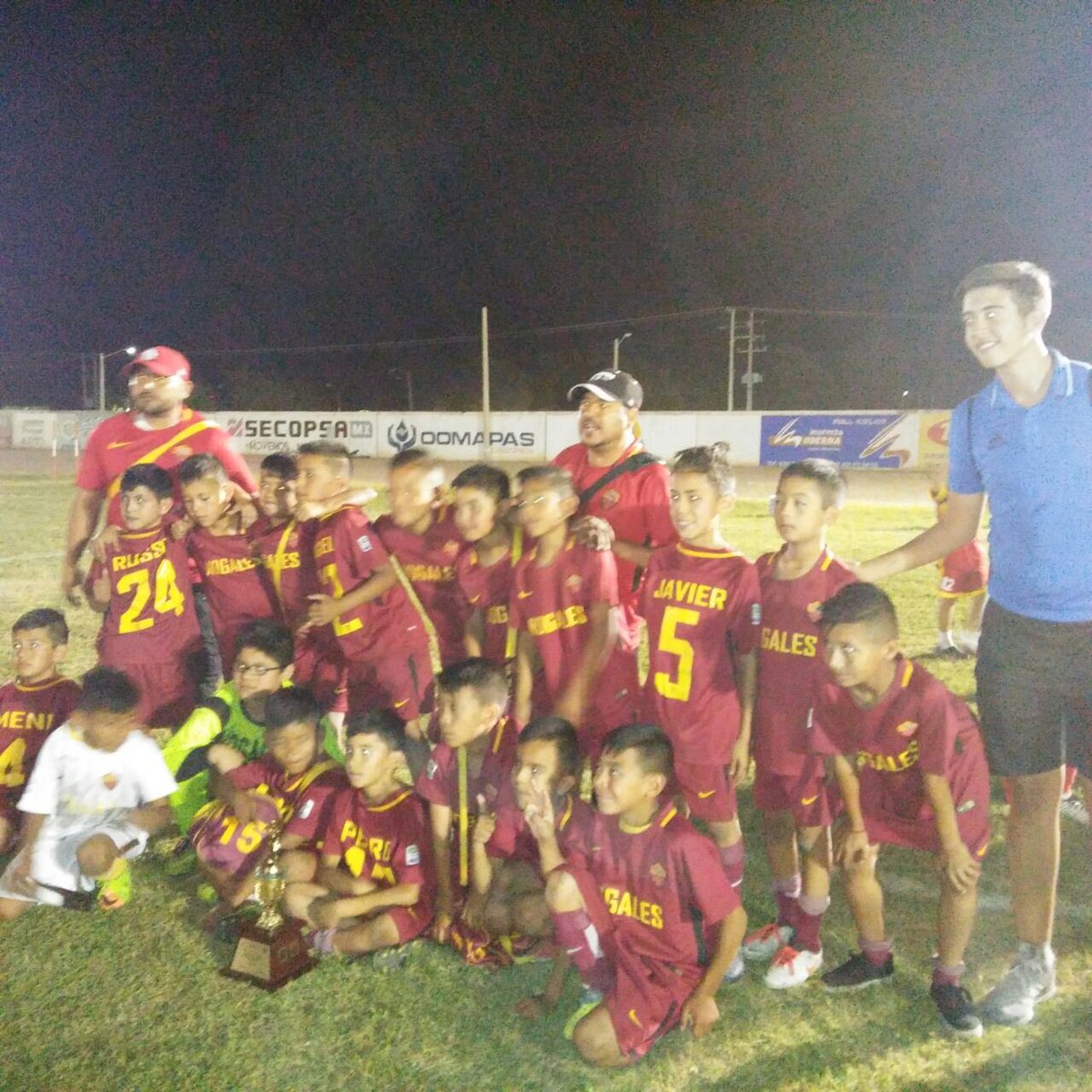 TemoGalindo's tweet photo. Hoy queremos felicitar a este equipo de campeones del fútbol Sub 10 quienes ganaron el segundo lugar en el Campeonato Estatal este fin de semana. ¡Muchas felicidades! ⚽🏆 #NogalEsMásDeporte https://t.co/hD7xe0rDfZ