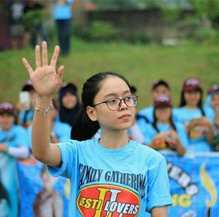 Stop! Rapatkn barisan dlu,d dpn tv msig2,stukn jari2 anda dgn ponsel. Ayo ah mju srentk gempurr HT smp pucuk😁😁🙏 #LestiKonserSosmedLIDA