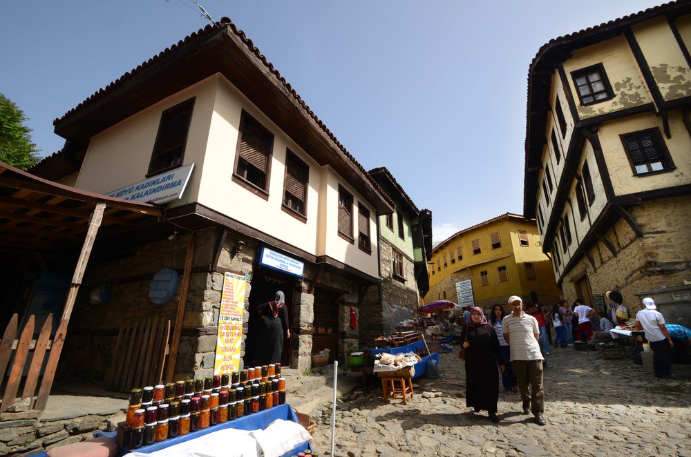 Eski bir öykü kitabının sayfalarından çıksa bu kadar olur, diyeceğimiz mimarisi, pazar yerleri, sokakları kısacası her özelliğiyle zamana meydan okuyan ve Osmanlı’nın ilk yerleştiği yerlerden biri olan bu kasabanın adını kimler biliyor?