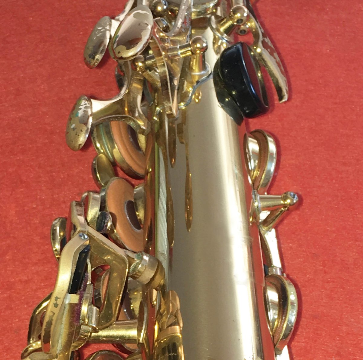 Si tienes tus zapatillas desgastadas, quizás sea hora de sustituirlas ;) #saxofón #alto #yamaha #saxophone #repairs #reparaciondeinstrumentos #woodwind