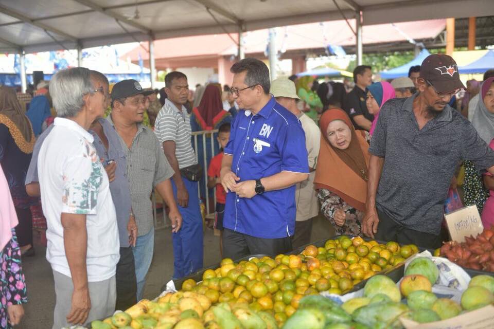 Alhamdulillah Jualan Sentuhan Rakyat (JSR) mendapat sambutan yang menggalakkan daripada penduduk setempat. Terima kasih kepada seluruh agensi yang terlibat dalam menjayakan jualan ini.#
#terengganumolekdoh