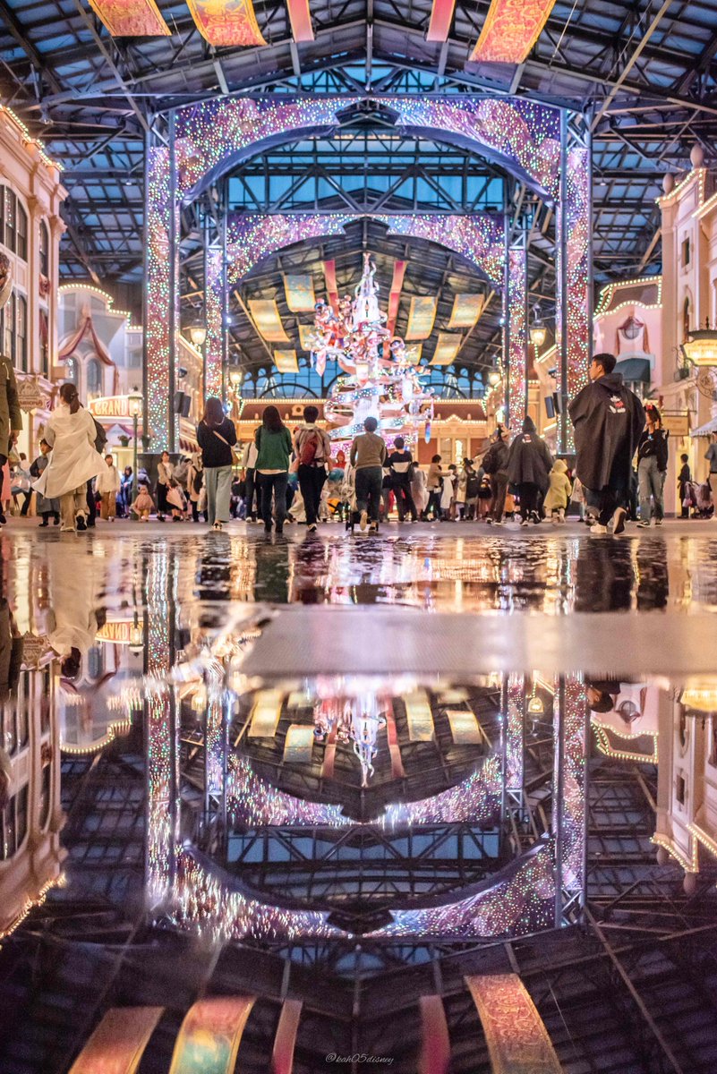 雨の日の35周年のディズニーランド 水たまりの反射で足元までもが最高に綺麗だった T Co Eqsurfonqr Twitter