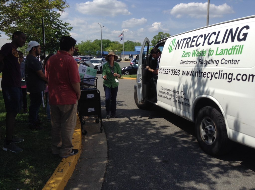 ACCSustainGo's tweet image. Students at the Career Center,  Patrick Henry, and Arlington Mill organized an electronic recycling event.  Go green!