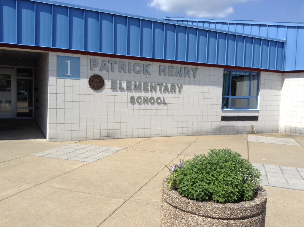 ACCSustainGo's tweet image. Students at the Career Center,  Patrick Henry, and Arlington Mill organized an electronic recycling event.  Go green!