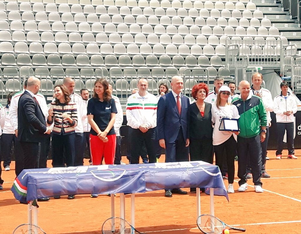 valeriafedeli's tweet photo. Lo sport è scuola e deve essere parte integrante dei percorsi formativi per le nostre ragazze e ragazzi. Per questo #RacchettediClasse è un progetto molto importante, da far crescere sempre di più. @MiurSocial https://t.co/QocoaKNECK