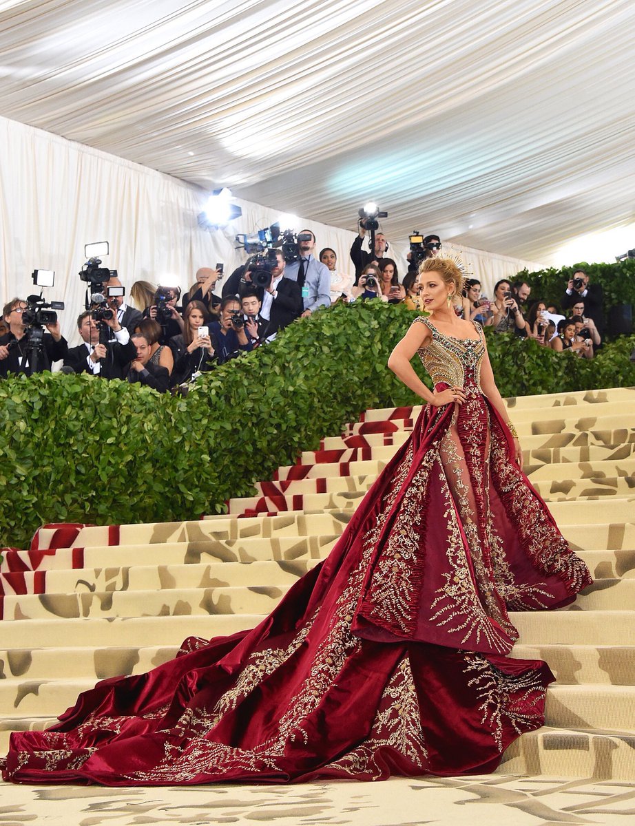 __laurenmuir's tweet photo. versace won the met gala https://t.co/3xTEKI3NxQ