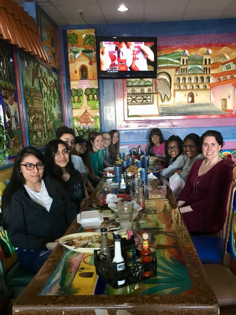 El Club de Español de Warren Central tenía nuestra reunión de mayo en La Guadalaja Grill. ¡Qué divertida y deliciosa!