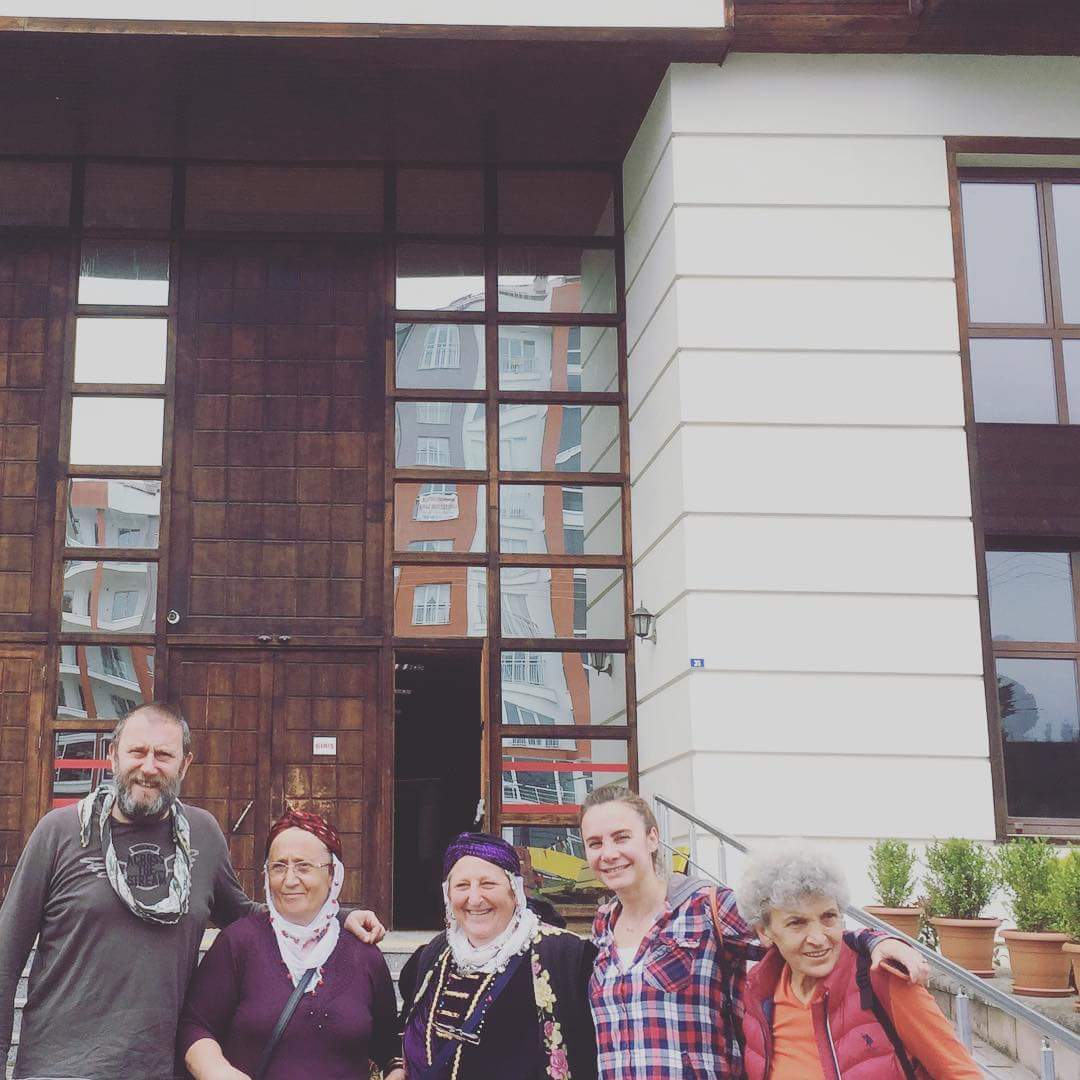 karadenizisyan's tweet photo. #Rize #Kavrun yaylasında Yeşil Yola DUR dedikleri için 2015 yılında açılan ve 13 kişinin yargılandığı dava bugün görüldü. Dava 20 Eylül 2018 tarihine ertelendi. https://t.co/ag8nieGon6