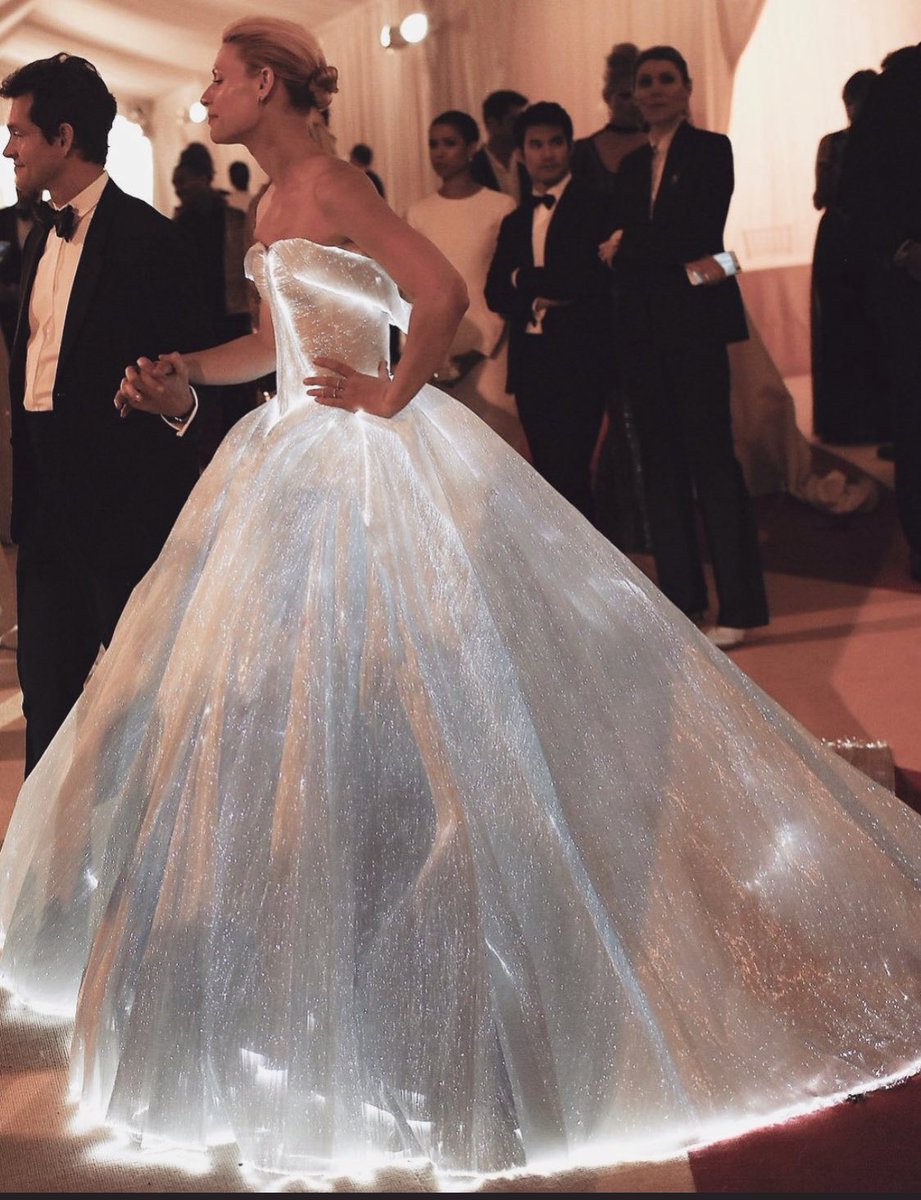 lavecinarubia's tweet photo. Fan del vestido de Claire Danes en la #MetGala.

#quienbientequiereteharábrillar https://t.co/Hrk3zuzLZn