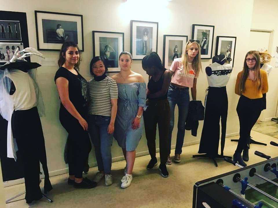 Vernissage idag för KR16-Foto för deras modebilder av Modedesign-elevernas kläder på <a href="/DrottningBlanka/">DBGY</a>.