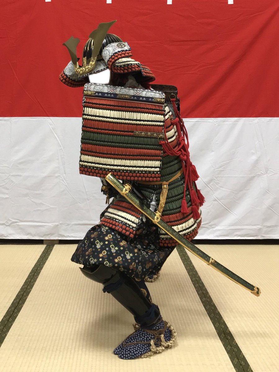 剣道では無意味とされる脇構えでも甲冑を纏えば全く別な見方ができる 状況によって戦法は違う そして大鎧かっこいい Togetter