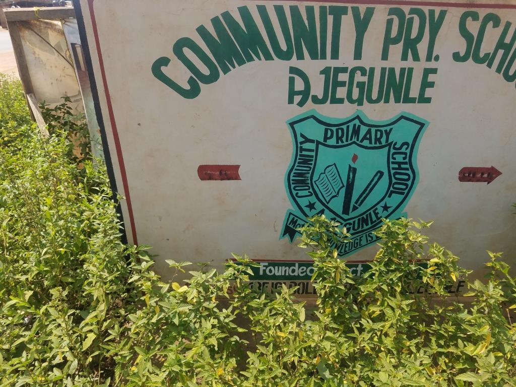 TrackaNG's tweet image. Renovation of eight blocks of classrooms at Akere, Agosasa, Idogo, and Ajegunle in Ipokia/Egbado South LGA, Ogun state for N30m. We report this project at Ajegunle Not-started. Our advocacy is to ensure the job is done to improve learning condition.
#2017ConstituencyProject #Ogun