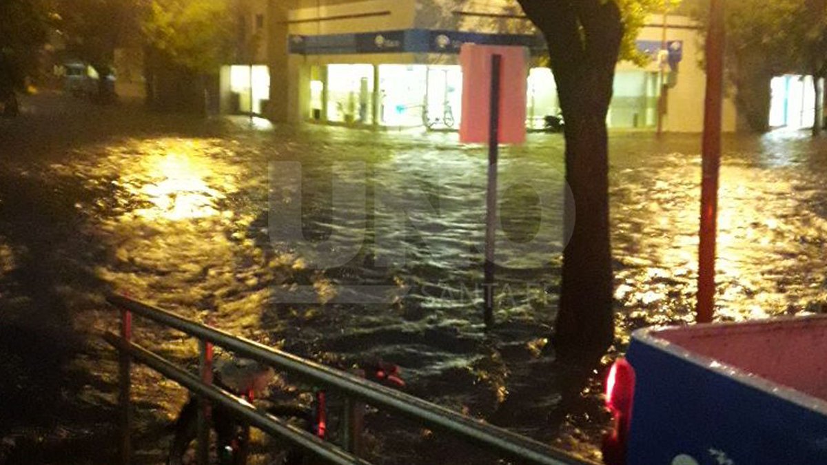unosantafe's tweet photo. 😮⛈️ Temporal en #Esperanza| calles inundadas, clases suspendidas. En Paiva hay EVACUADOS
Cayeron más de 100 milímetros en las últimas horas  ►► https://t.co/Oo948tNwEb https://t.co/qCxIosUpiZ